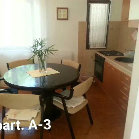 A1 Marina, Okrug Gornji * トロギール