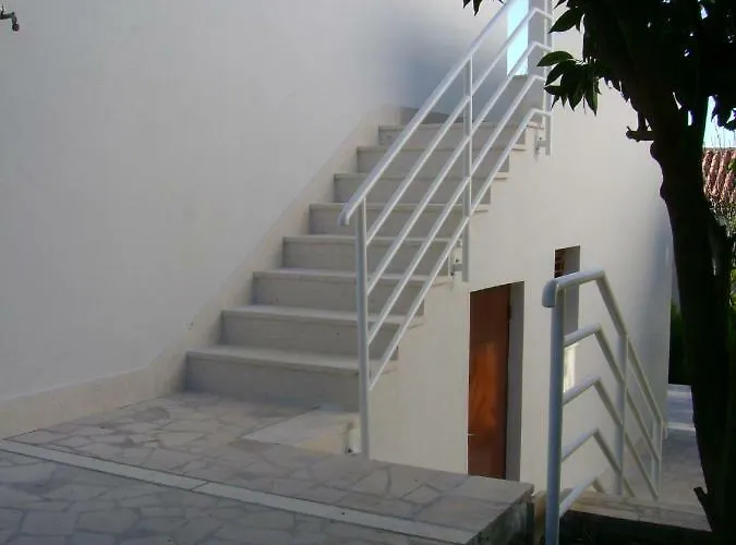 A1 Marina, Okrug Gornji